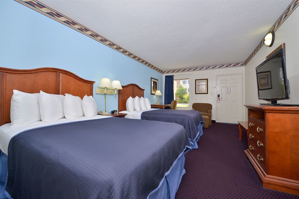 Howard Johnson By Wyndham Savannah Ga Georgetown Exterior photo