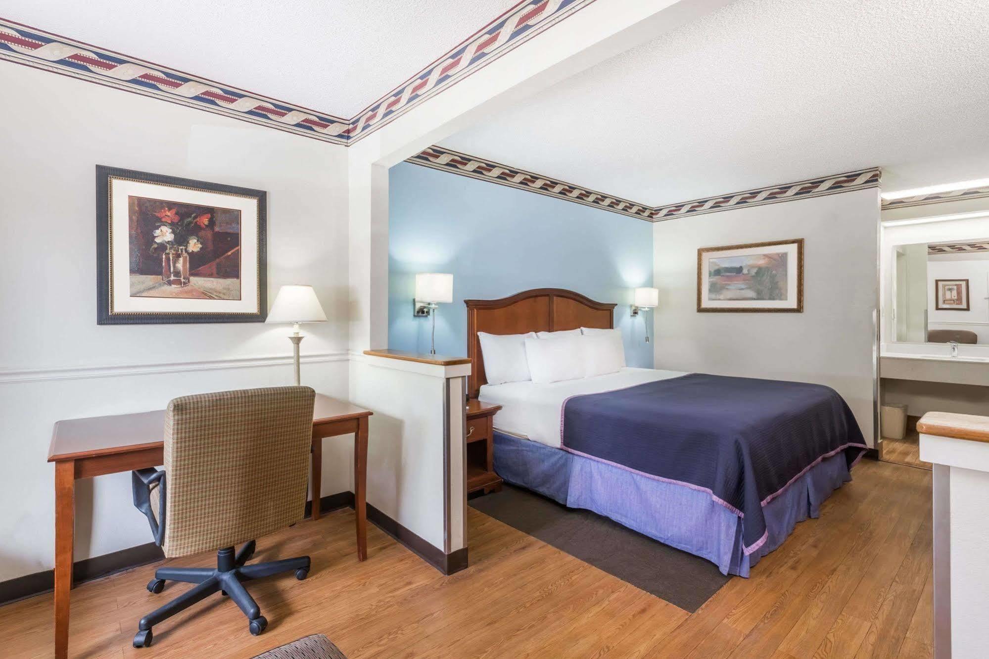 Howard Johnson By Wyndham Savannah Ga Georgetown Exterior photo