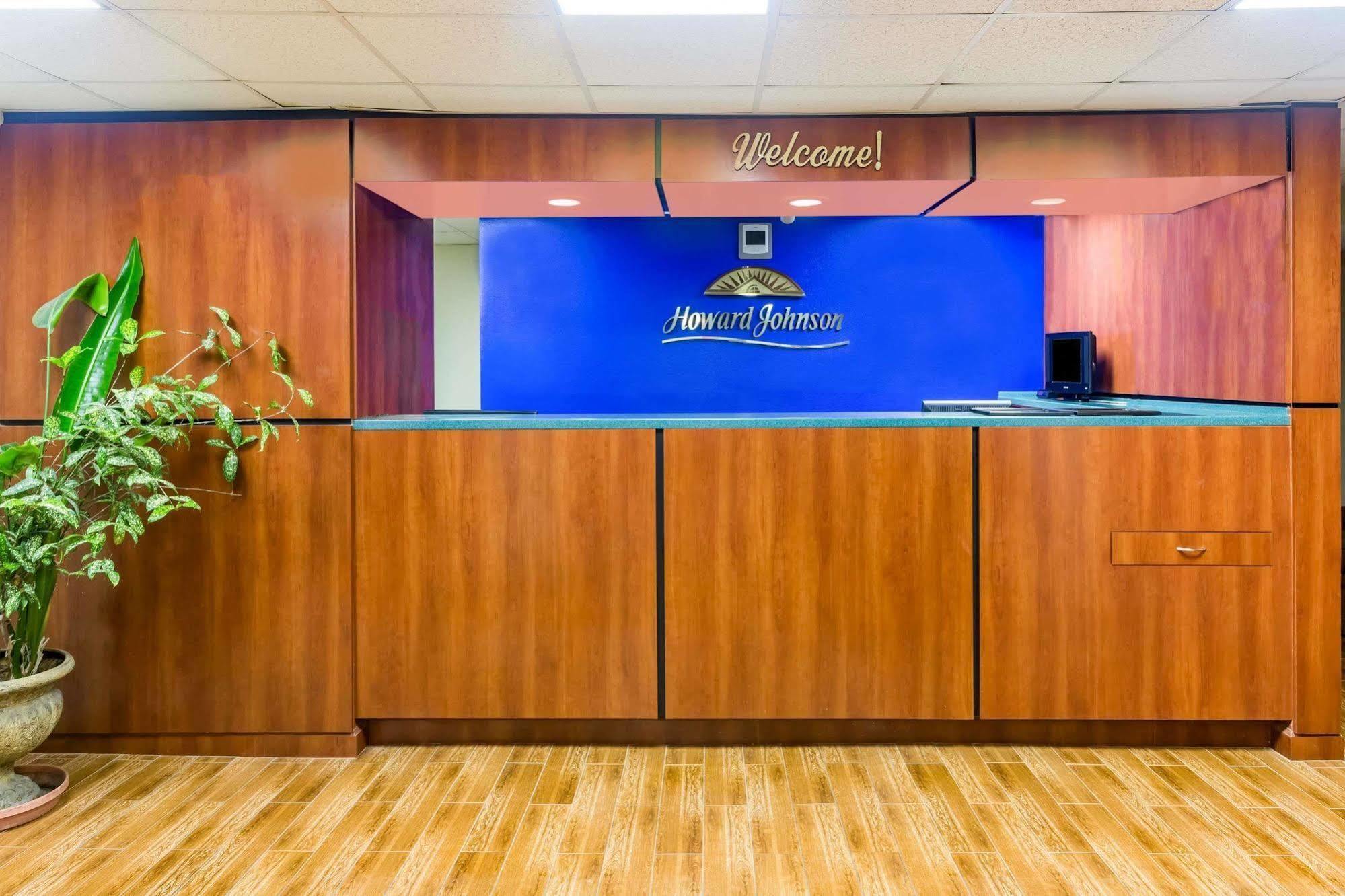 Howard Johnson By Wyndham Savannah Ga Georgetown Exterior photo