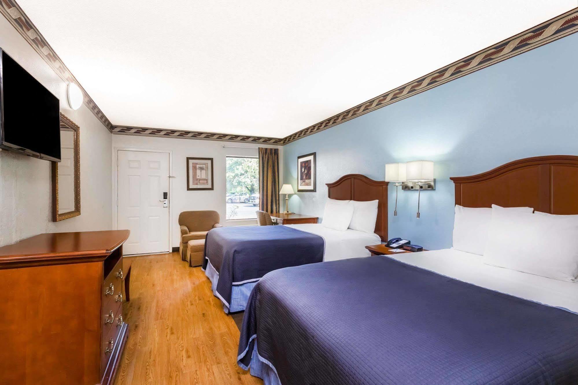 Howard Johnson By Wyndham Savannah Ga Georgetown Exterior photo