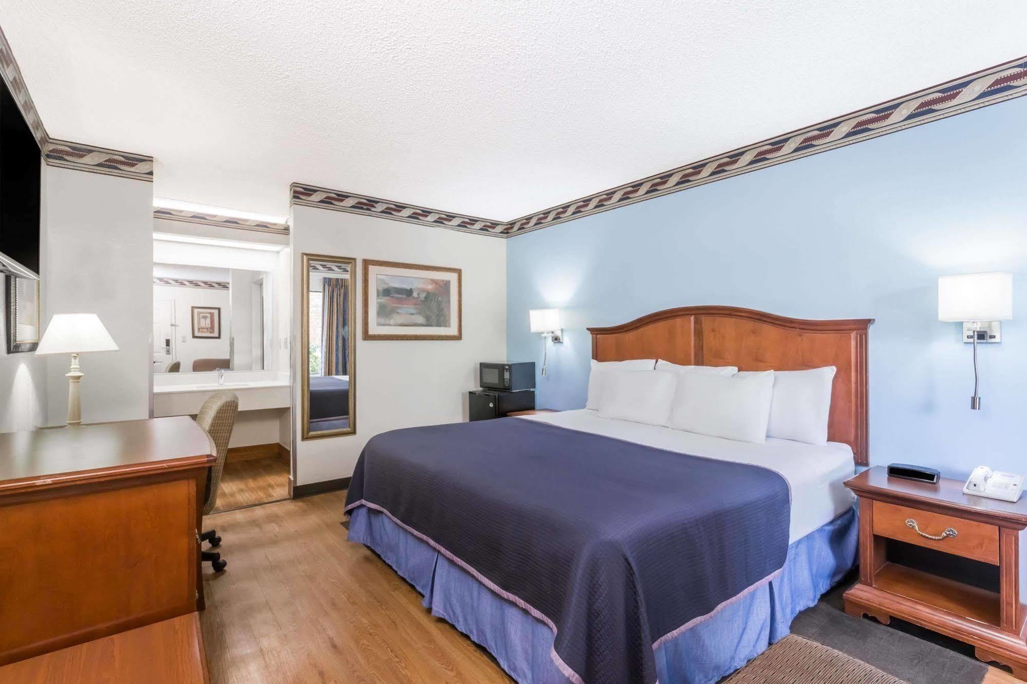 Howard Johnson By Wyndham Savannah Ga Georgetown Exterior photo