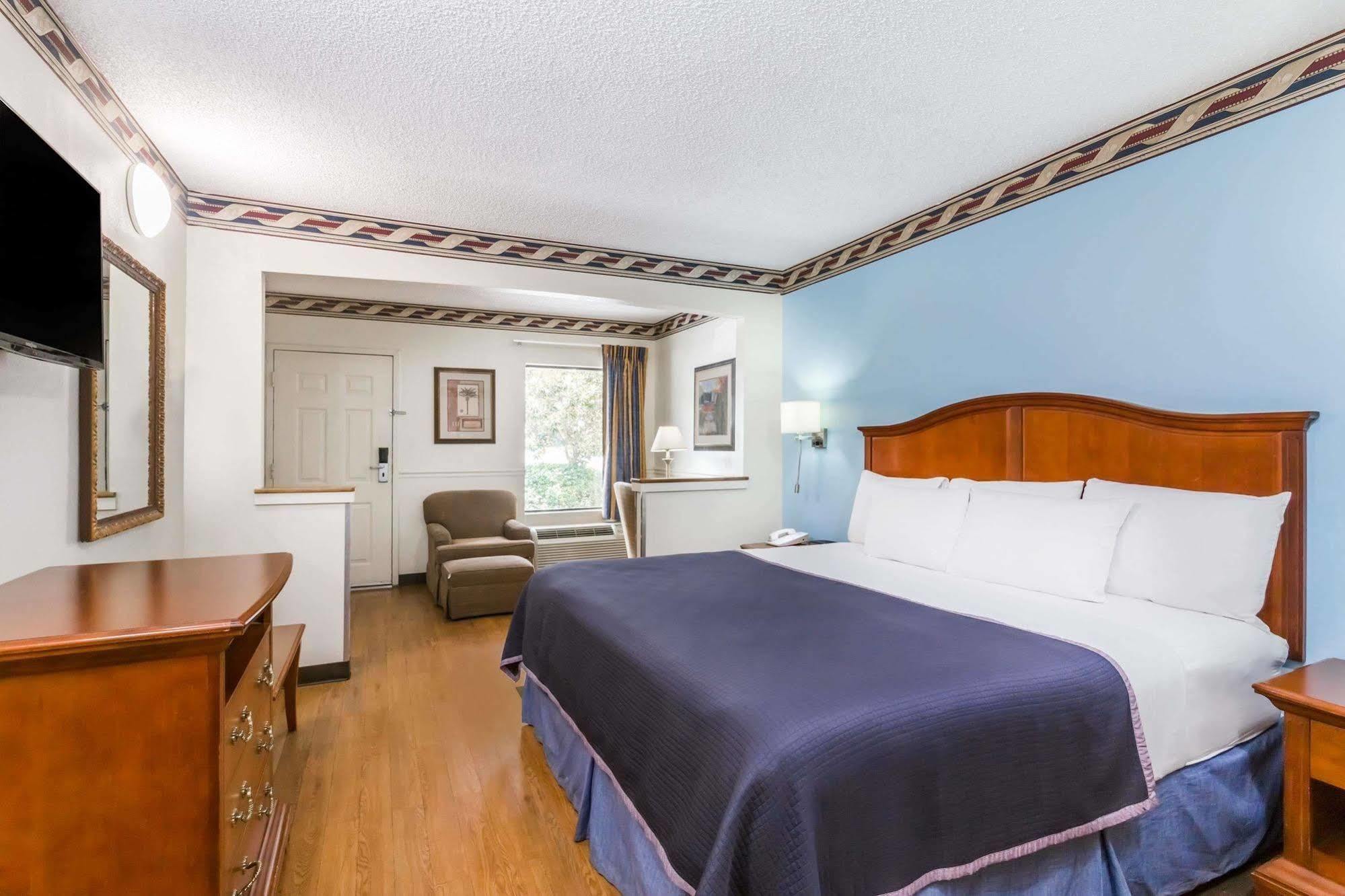 Howard Johnson By Wyndham Savannah Ga Georgetown Exterior photo
